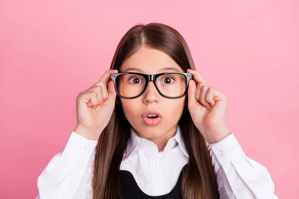Foto van verbaasd geschokt klein meisje dragen bril brillen visie schoolmeisje geïsoleerd op roze kleur achtergrond — Stockfoto