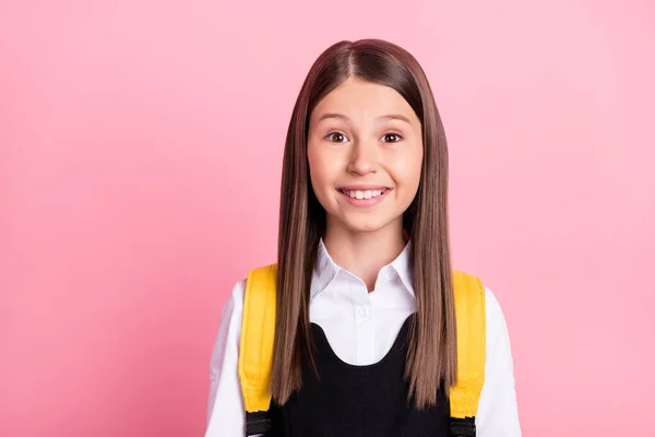 Foto de alegre feliz positivo pequena menina usar mochila sorriso isolado no fundo cor-de-rosa pastel — Fotografia de Stock