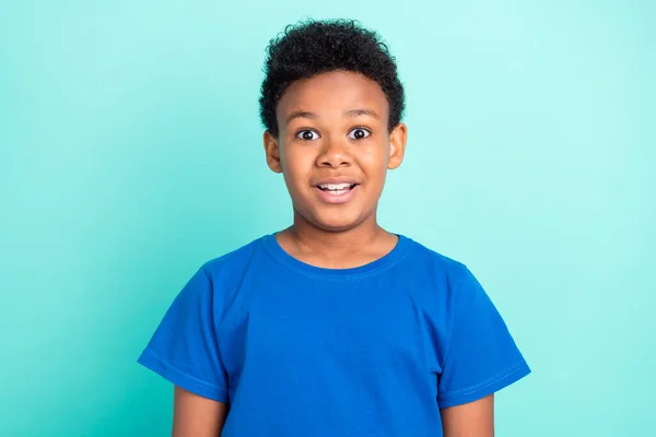 Фото фанк-брюнетки маленький хлопчик носить синю футболку ізольовано на кольоровому фоні — стокове фото
