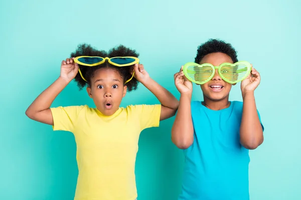 Retrato de dos amigos alegres sorprendidos amistad usando especificaciones buen estado de ánimo aislado sobre fondo de color turquesa verde azulado brillante — Foto de Stock