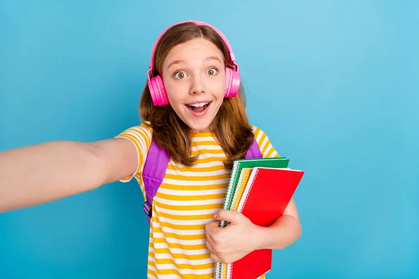 Foto van opgewonden verbaasd schoolkind houden notebook opname video geïsoleerd op blauwe kleur achtergrond — Stockfoto