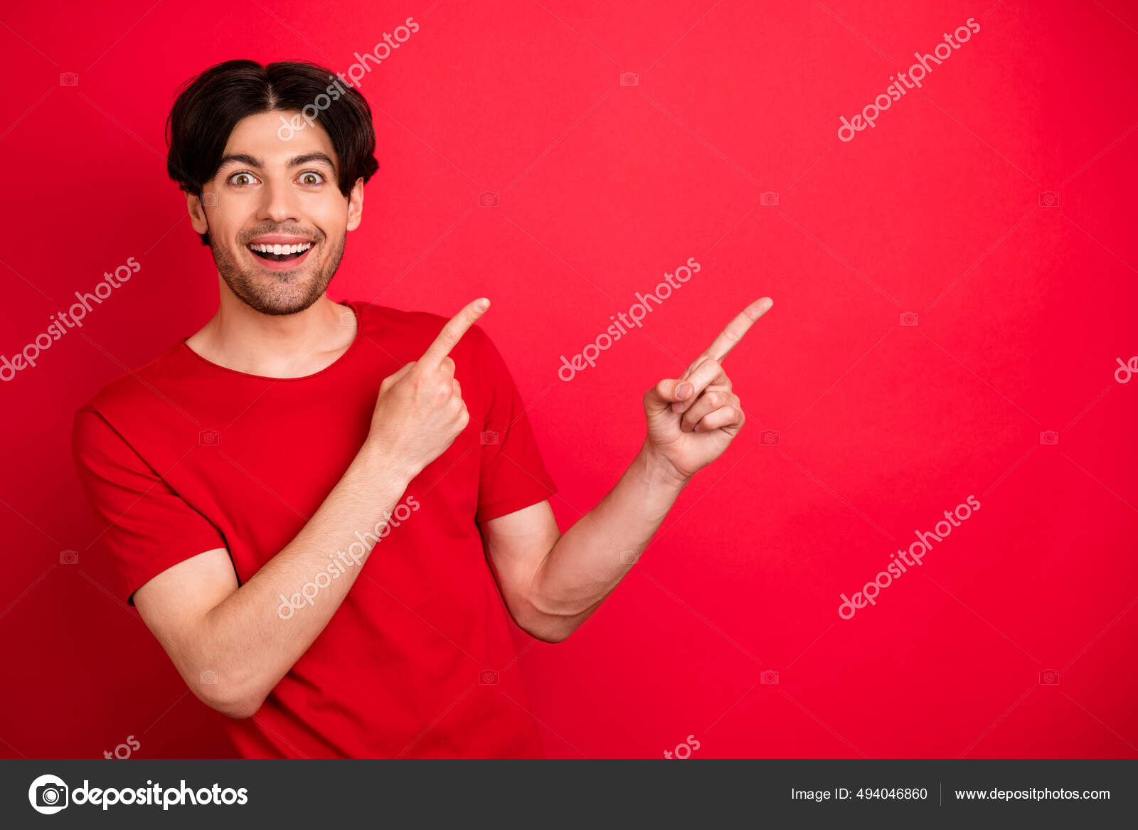 흥분 한 정신나간 남자의 사진, 손가락빈 공간 광고빨간 티셔츠외진 빨간 배경을 입고 판매를 홍보 — 스톡 사진 © deagreez1  #494046860, image size:1600x1167