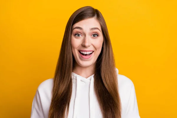 Фото молодих здивованих веселих шокованих жінок хороший настрій новини продаж ізольовані на жовтому тлі — стокове фото