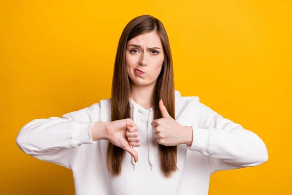 Zdjęcie nieszczęśliwej młodej zdenerwowanej kobiety sprawiają, że kciuk w dół zdecydować izolowane na żółtym tle koloru — Zdjęcie stockowe