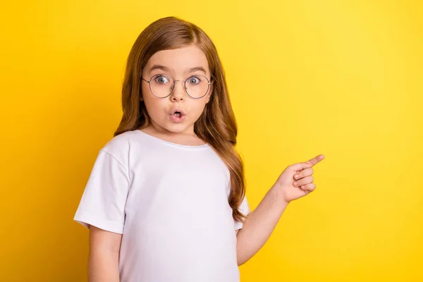 Foto von jungen Mädchen erstaunt schockiert omg wow Zeigefinger leeren Raum werben direkt isoliert über gelben Farbhintergrund — Stockfoto