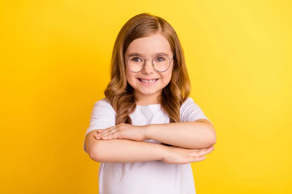 Foto de menina da escola feliz sorriso positivo mãos aluno lição inteligente isolado sobre fundo de cor amarela — Fotografia de Stock