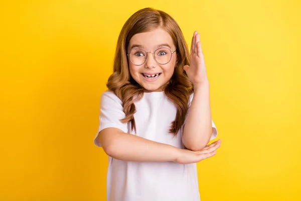 Foto von jungen Schulmädchen glücklich positives Lächeln Aufstieg Hand Antwort Schüler intelligente Lektion isoliert über gelben Farbhintergrund — Stockfoto