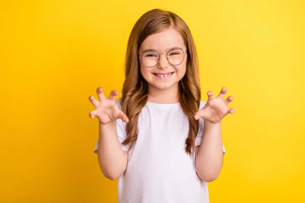 Küçük sevimli sarışın kız oyuncağı gözlüklü beyaz tişörtlü sarı arka planda. — Stok fotoğraf