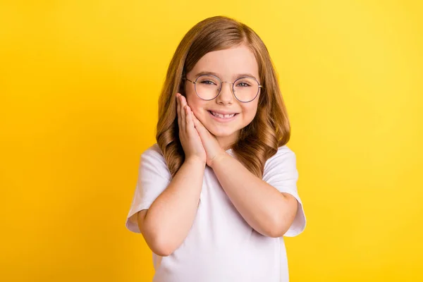 Beyaz tişört giyen sevimli liseli kızın fotoğrafı. Gözlüklü kollar. Gülümseme, izole edilmiş sarı arka plan. — Stok fotoğraf