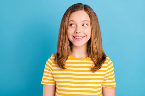 Retrato de adorable aspecto positivo colegial interesado espacio vacío sonrisa dentada aislada sobre fondo de color azul — Foto de Stock