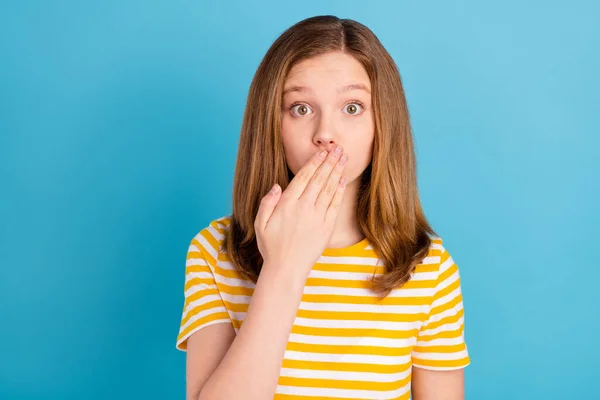 Foto del brazo escolar preocupado palma cubierta boca noticias mirada cámara aislada sobre fondo de color azul — Foto de Stock