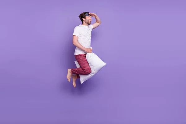 Foto de perfil de longitud completa de la frente de mano chico guapo excitado mirar espacio vacío aislado en el fondo de color púrpura —  Fotos de Stock