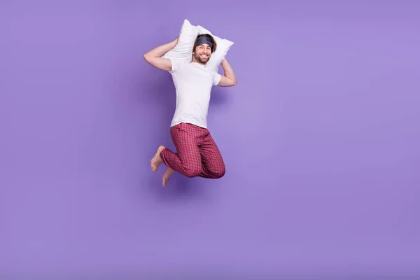 Retrato de cuerpo completo de una persona despreocupada llena de alegría sostiene la almohada detrás de la cabeza sonrisa dentada aislada en el fondo de color violeta — Foto de Stock