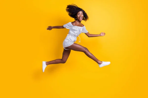 Full längd kroppsstorlek bild av attraktiv glad galen barnslig komisk flicka hoppa kör isolerad över ljusa gul färg bakgrund — Stockfoto