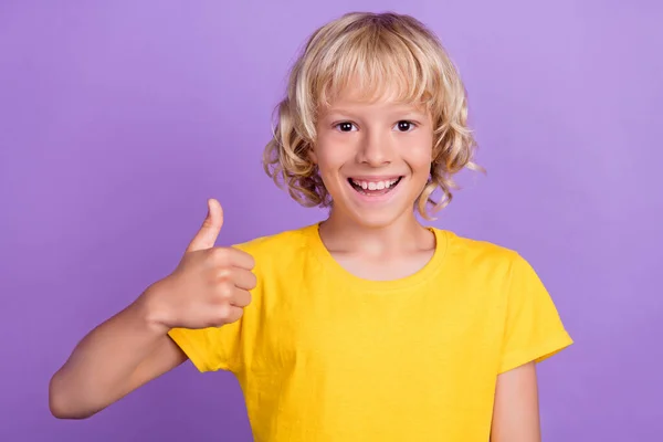 Zdjęcie młodego wesołego pozytywnego uśmiechu szczęśliwy chłopiec zrobić kciuk w górę uśmiech odizolowany na fioletowym tle koloru — Zdjęcie stockowe