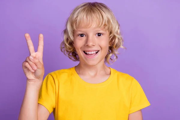 재미있는 친절 한 소년의 사진 v-sign 착용 노란색 티셔츠외진 보라색 배경 — 스톡 사진