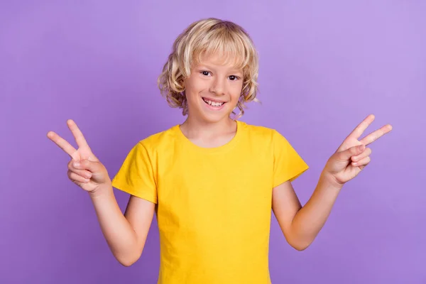 Zdjęcie wesoły młody szczęśliwy pozytywny chłopiec zrobić palce dwa V-znaków izolowanych na fioletowym tle koloru — Zdjęcie stockowe