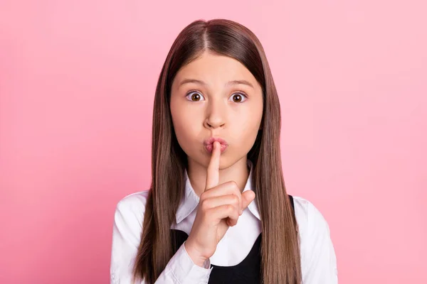 Foto de la niña cubre los labios dedo shh mantener secreto confidencial callado aislado sobre fondo de color rosa —  Fotos de Stock