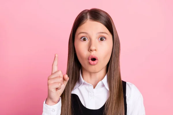 Foto de niña de la escuela joven dedo de la punta excitado tienen solución inteligente idea aislado sobre fondo de color rosa — Foto de Stock