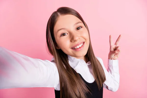 Foto de alegre feliz positivo jovem pequena menina bom humor v-sinal fazer selfie isolado no fundo cor-de-rosa — Fotografia de Stock