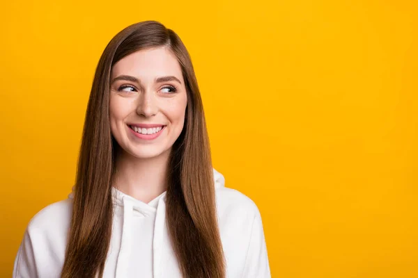 Foto de joven soñadora mujer positiva feliz mirada espacio vacío buen humor imaginar aislado sobre fondo de color amarillo — Foto de Stock