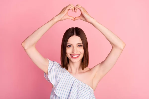 Фото романтической брюнетки Millennial леди показать сердце до носить белый топ изолированы на розовом фоне цвета — стоковое фото