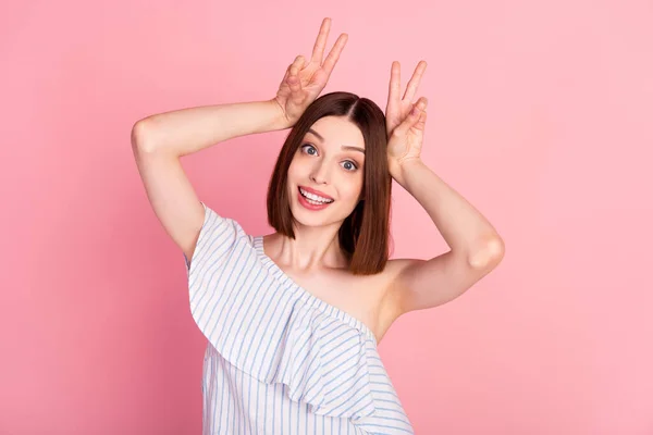 Foto de jovem animado menina feliz positivo mostrar dedos paz fresco v-sinal orelhas isoladas sobre cor rosa fundo — Fotografia de Stock