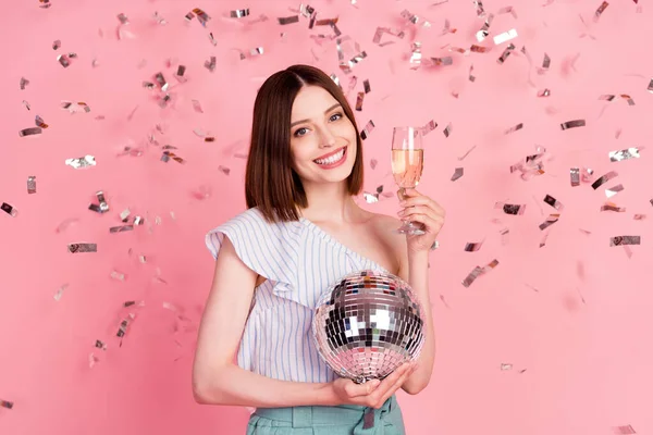 Foto di giovane ragazza felice sorriso positivo celebrare evento club coriandoli discoteca palla bere alcol isolato su sfondo di colore pastello — Foto Stock