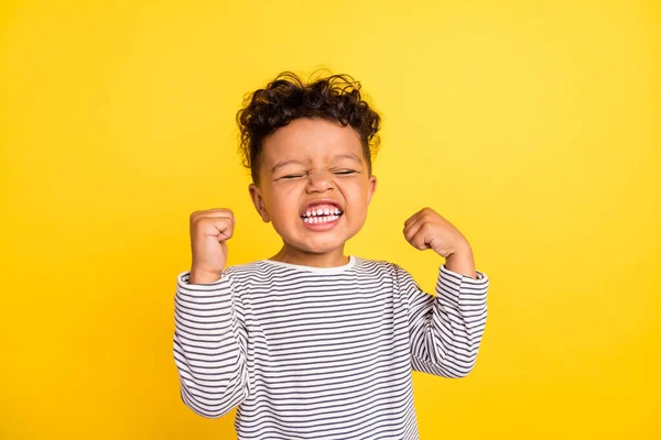 Foto retrato niño pequeño gesto como ganador alegre aislado vívido color amarillo fondo —  Fotos de Stock