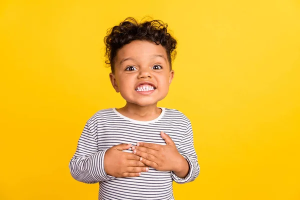 Foto retrato niño pequeño sonriendo usando casual rayas camisa aislado vívido color amarillo fondo —  Fotos de Stock