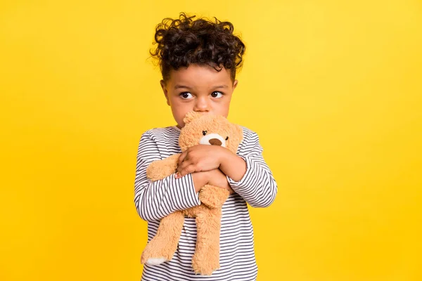Foto retrato niño pequeño lindo abrazando suave oso de peluche aislado vibrante color amarillo fondo —  Fotos de Stock