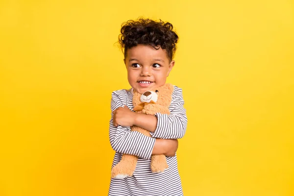 Foto retrato niño pequeño lindo abrazo suave osito de peluche buscando copyspace aislado vibrante color amarillo fondo —  Fotos de Stock