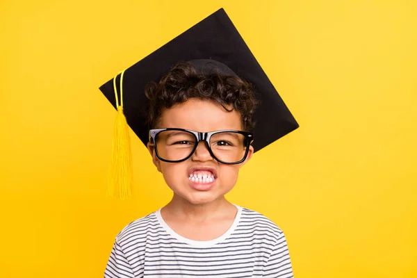Portrait photo petit garçon portant des lunettes casque étudiant montrant dents isolé couleur jaune vif arrière-plan — Photo