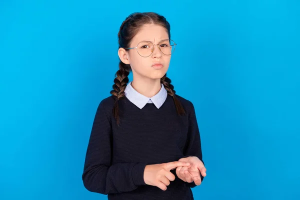 Foto de infeliz chateado humor negativo estudante na contagem de óculos têm problema isolado no fundo de cor azul — Fotografia de Stock