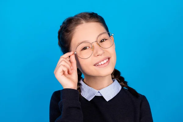 Portret młodej, wesołej, pięknej, inteligentnej uczennicy nosi okulary odizolowane na niebieskim tle — Zdjęcie stockowe