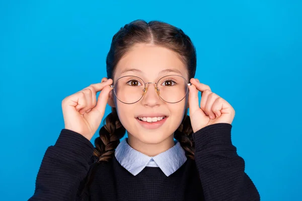 Retrato de jovens sorrindo encantador inteligente estudante usar óculos má visão isolada no fundo de cor azul — Fotografia de Stock