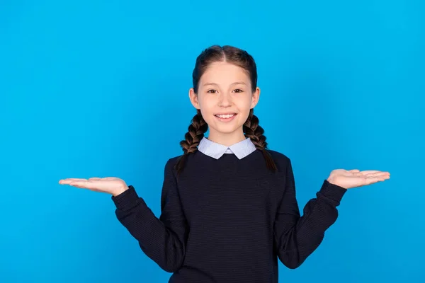 明るい笑顔の女の子の写真は、青の色の背景に隔離されたバランスの代替オファーで製品を保持手を宣伝 — ストック写真