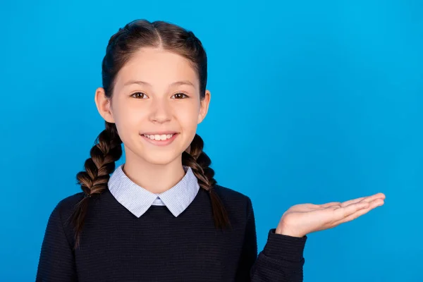 Foto van jonge glimlachende vrolijke mooie meisje reclame product aanraden bieden geïsoleerd op blauwe kleur achtergrond — Stockfoto