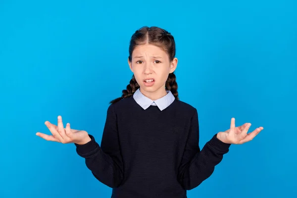 Foto de jovem menina pré-adolescente infeliz negativo indolente questionado nenhuma resposta pensar isolado sobre fundo de cor azul — Fotografia de Stock