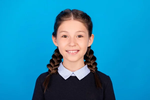 Foto de menina da escola feliz sorriso positivo confiante inteligente isolado sobre fundo de cor azul — Fotografia de Stock