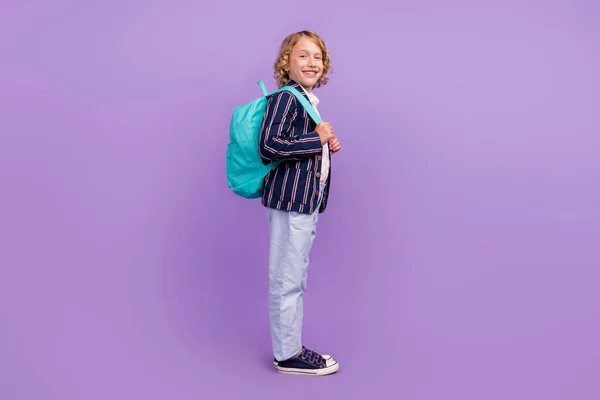 Full längd kropp profil sida storlek syn på attraktiv glad pojke som går till skolan isolerad över lila violett färg bakgrund — Stockfoto