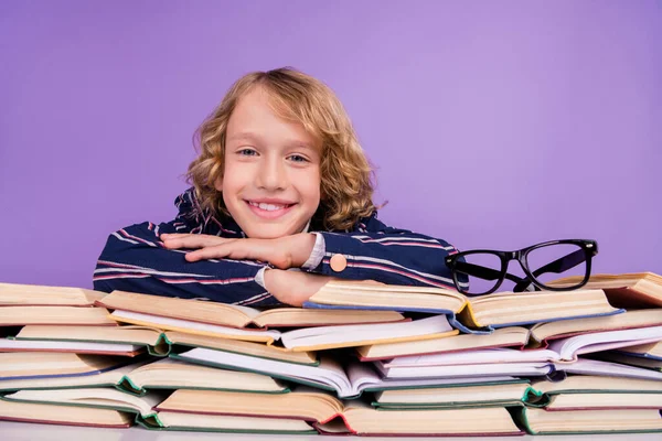 Ritratto di attraente allegro ragazzo lettura pile libro fare ricerca isolato su viola viola colore sfondo — Foto Stock