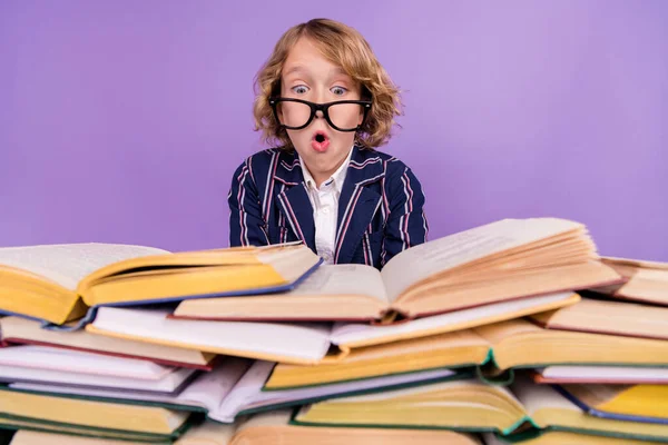 Ritratto di attraente divertente concentrato stupito ragazzo lettura pile libro broncio labbra isolate su viola viola colore sfondo — Foto Stock