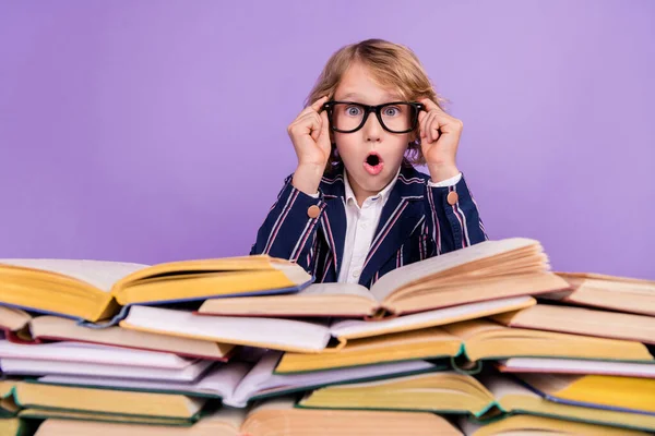 Retrato de atractivo divertido chico alegre sorprendido leyendo apilar libro pout labios aislados sobre violeta púrpura color de fondo — Foto de Stock