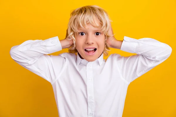 Photo de fou étonné sans voix écolier mains couvrir oreilles porter uniforme scolaire isolé fond de couleur jaune — Photo