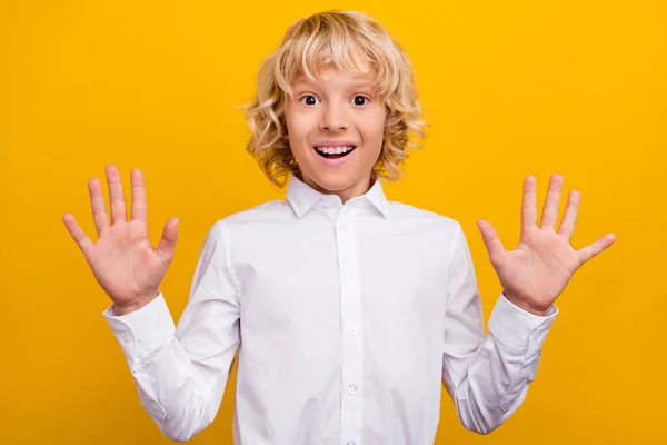 Фото здивованого шокованого здивованого продажу школяра вау-реакція носіння шкільної форми ізольованого жовтого кольору фону — стокове фото