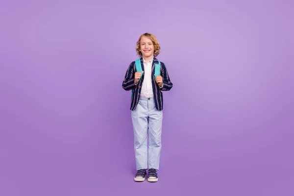 Full längd kroppsstorlek syn på trevlig attraktiv glad pojke som går på college isolerad över lila violett färg bakgrund — Stockfoto