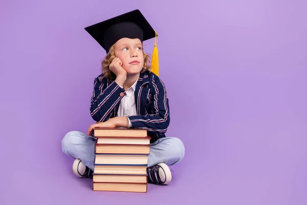 Portré szép okos unatkozó iskolás visel kalap gondolkodás másolás tér elszigetelt felett lila ibolya színű háttér — Stock Fotó