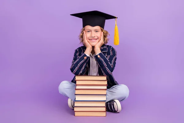 Ritratto di bel ragazzo allegro diligente che indossa cappello lettura pile libro isolato su viola viola colore sfondo — Foto Stock