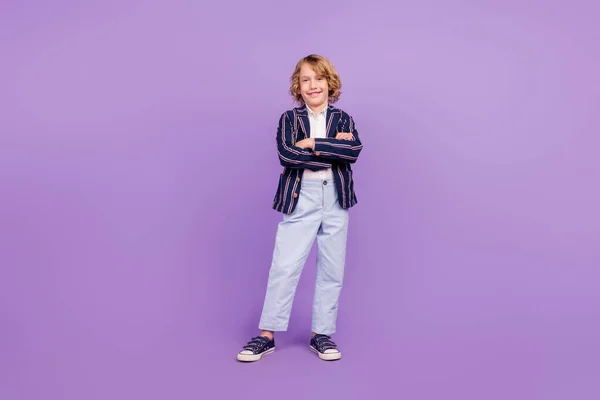 Full längd kroppsstorlek syn på attraktiva glada skolpojke poserar vikta armar isolerade över lila violett färg bakgrund — Stockfoto